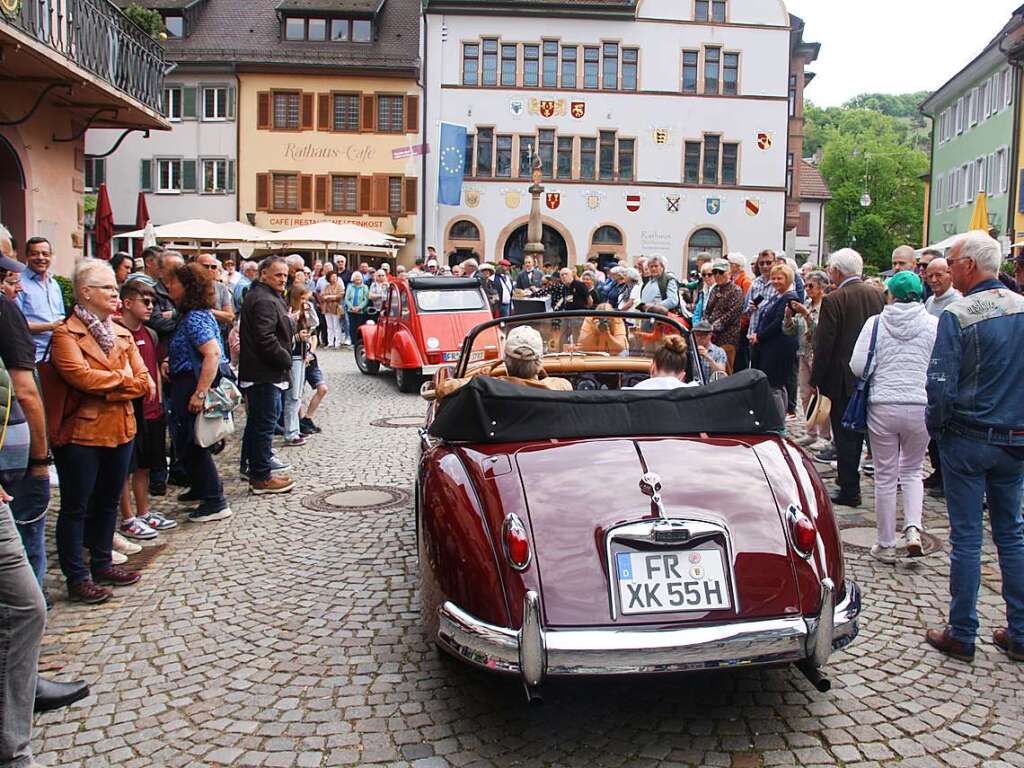 Zeitgeschichte auf zwei und vier Rdern findet in Staufen ein interessiertes Publikum.