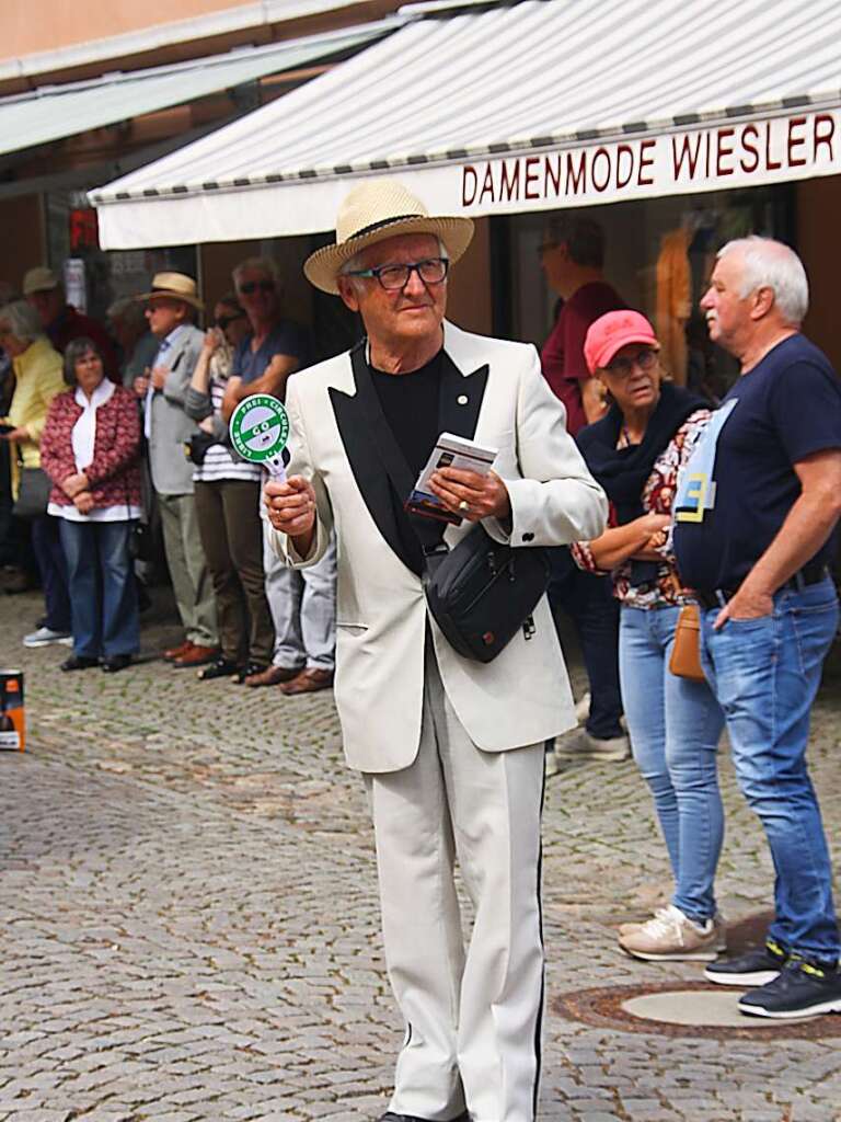 Zeitgeschichte auf zwei und vier Rdern findet in Staufen ein interessiertes Publikum.