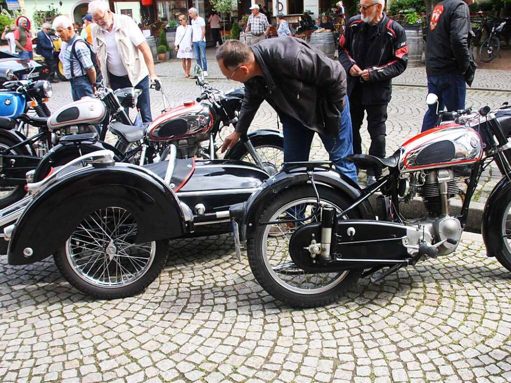 Zeitgeschichte auf zwei und vier Rdern findet in Staufen ein interessiertes Publikum.