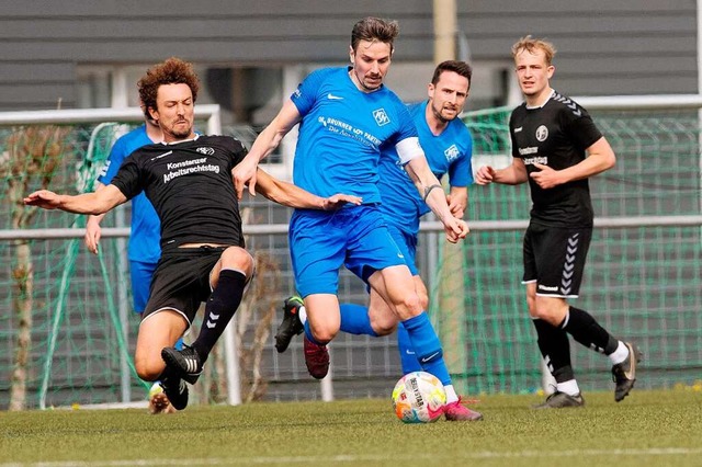 Voller Fokus auf den Ball: FCN-Kapitn...ger (Bildmitte) und sein Gegenspieler.  | Foto: Wolfgang Scheu