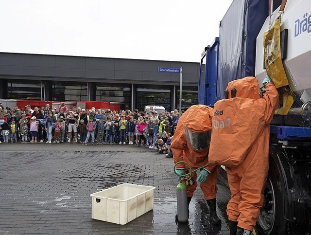 Einsatzkrfte simulieren auf der Feuer...e in  Eschbach einen Gefahrguteinsatz.  | Foto: Volker Mnch