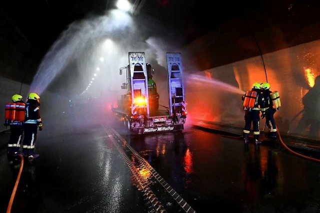 Wasser marsch, nicht nur zur Brandbek...ktur der Tunnelhlle gesichert werden.  | Foto: Markus Zimmermann