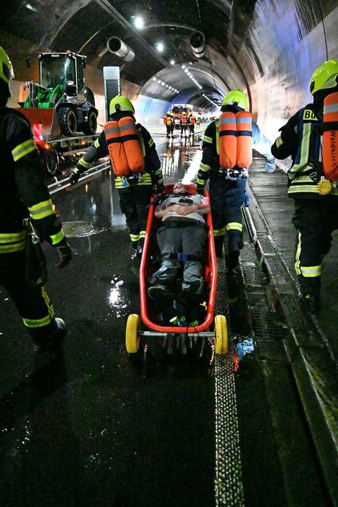 Bergung eines der Opfer durch die Feuerwehr  | Foto: Markus Zimmermann