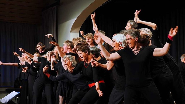 Der Chor in Aktion in der Alten Halle ...ie Frauen bei ihrem &#8222;Solo&#8220;  | Foto: Martina David-Wenk