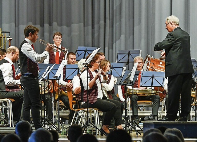 Solist Max Moldenhauer (Trompete) hatt...er unter der Leitung von Adam Kalbfu.  | Foto: Endrik Baublies