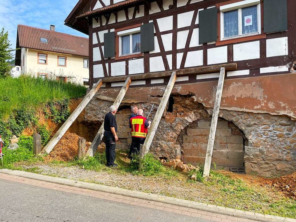 Das einsturzgefährdete Haus im Obertal in Zell-Weierbach  | Foto: Moritz Moser / EinsatzReport24