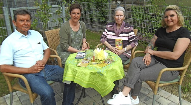 In der Plauschecke im Sinnesgarten (vo...gast Ingrid Heike und Jessica Bittner.  | Foto: Ernst Brugger