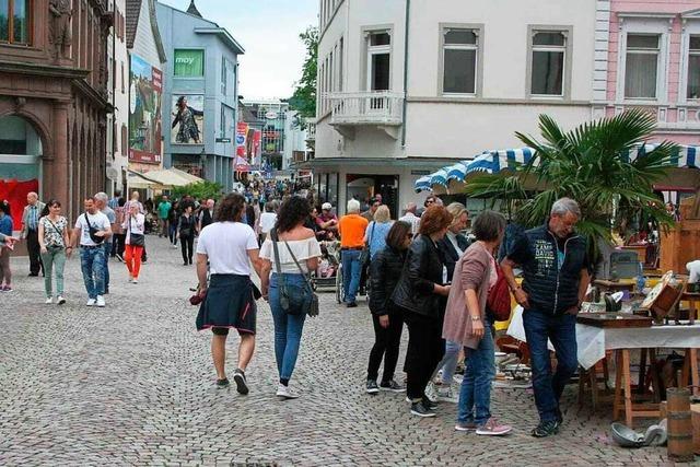 Viele Besucher kommen zum Frhlingsfest mit verkaufsoffenem Sonntag in Bad Sckingen