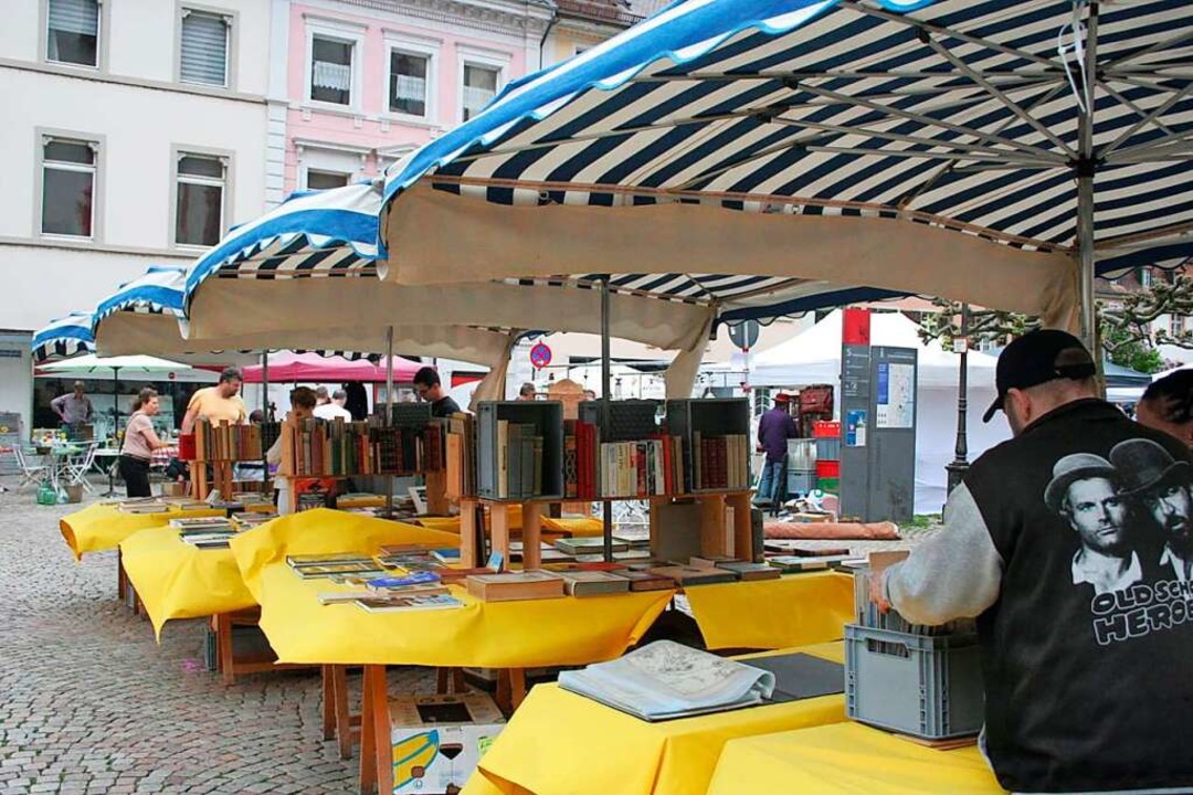 Der Antiquitätenmarkt auf dem Münsterplatz  | Foto: Lara Stanzel 