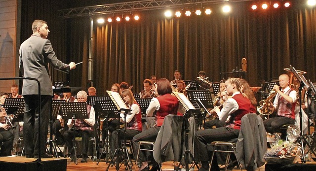 Die Stadt- und Feuerwehrmusik Laufenbu...use wieder auf der Bhne Platz nehmen.  | Foto: Michelle Gntert