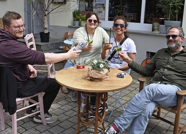 Bei strahlendem Sonnenschein genieen diese Besucher den Markt.  | Foto: Andreas Bhm