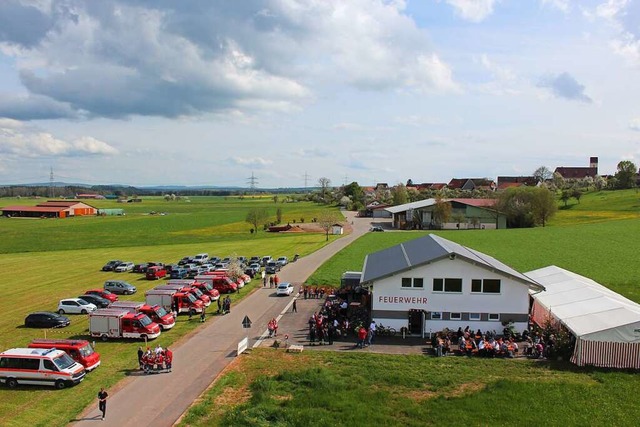 Blick auf das neue Feuerwehrhaus und den teils neuen Fahrzeugpark.   | Foto: Christa Maier