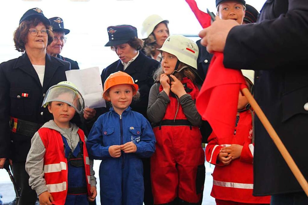 Der gemischte Feuerwehr-Damen-Kinder-C...einem Loblied auf die Floriansjünger.   | Foto: Christa Maier