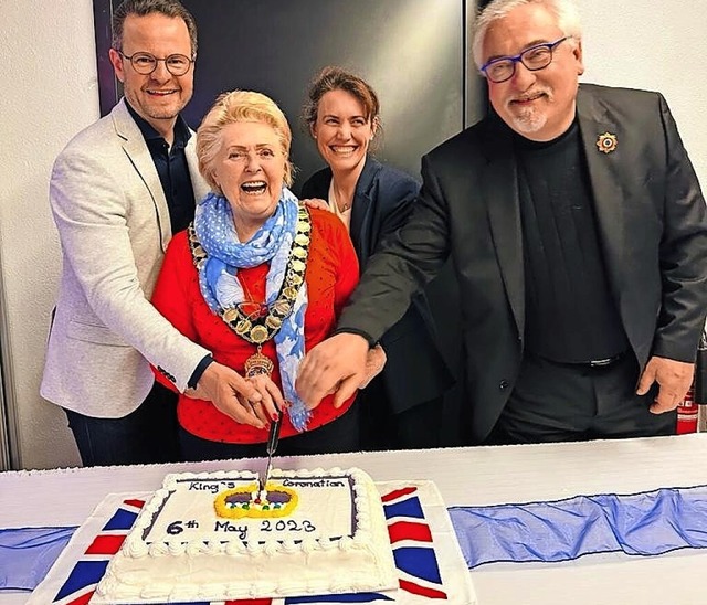 OB Steffens in Borehamwood beim Anschneider der Coronation-Torte  | Foto: privat