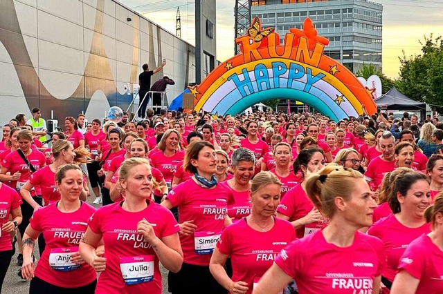 Die Farbe Pink gab beim Frauenlauf am ...Ton an: 800 Luferinnen waren am Start  | Foto: Helmut Seller