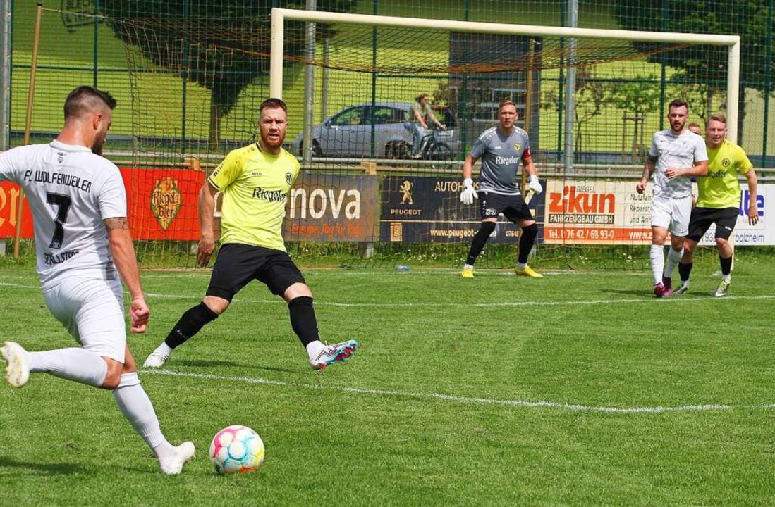 Maximilian Maier vom FC Wolfenweiler-S... Metzger zur Gästeführung einschlagen.  | Foto: Fritz Zimmermann