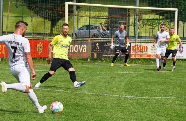 Maximilian Maier vom FC Wolfenweiler-S... Metzger zur Gstefhrung einschlagen.  | Foto: Fritz Zimmermann
