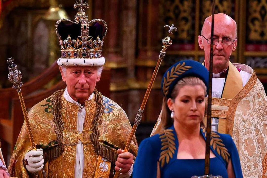 Charles III. während der Krönung in We...bbey hinter Ministerin Penny Mordaunt.  | Foto: RICHARD POHLE (AFP)