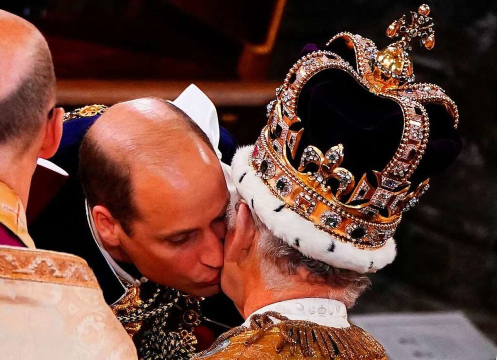 Prinz William küsst seinen Vater Charles.  | Foto: YUI MOK (AFP)