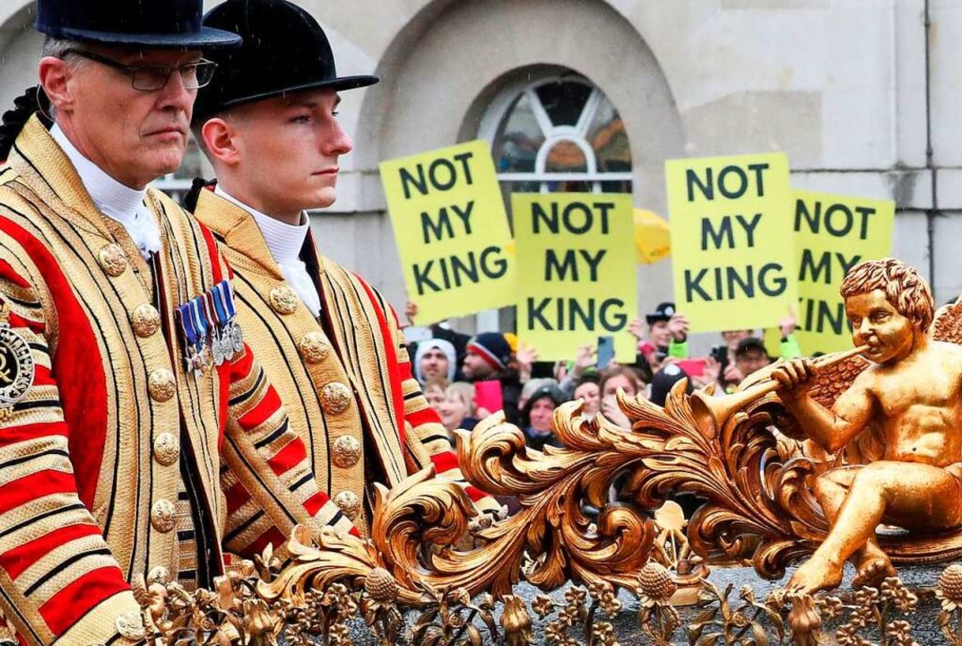 Hinter der königlichen Kutsche demonstrieren Gegner der Monarchie.  | Foto: VIOLETA SANTOS MOURA (AFP)
