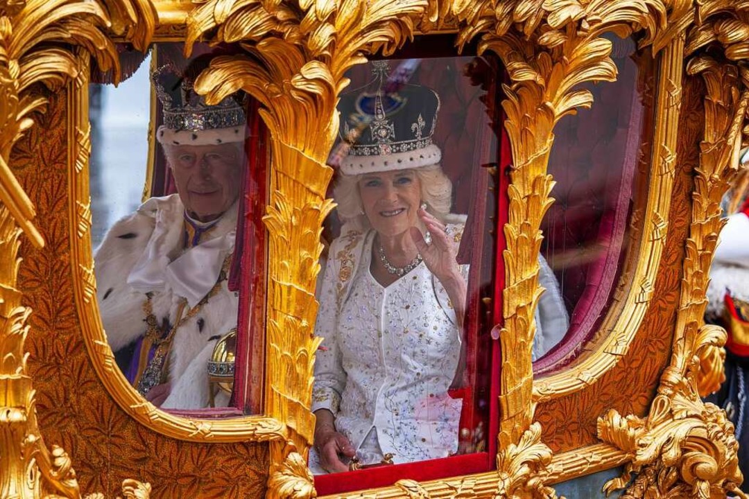 Königin Camilla in der goldenen Kutsche.  | Foto: Sina Schuldt (dpa)