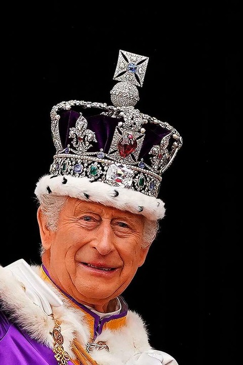 Charles III. wirkte während der Zeremo...Danach zeigte er auch mal ein Lächeln.  | Foto: STEFAN ROUSSEAU (AFP)