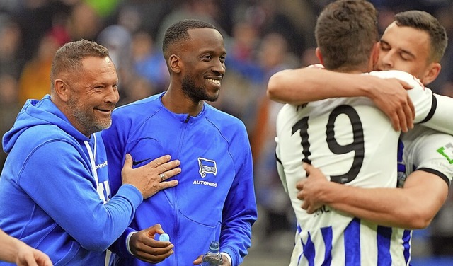 Erleichterung bei Hertha-Coach Pal Dardai (links) und seinen Spielern  | Foto: Soeren Stache (dpa)