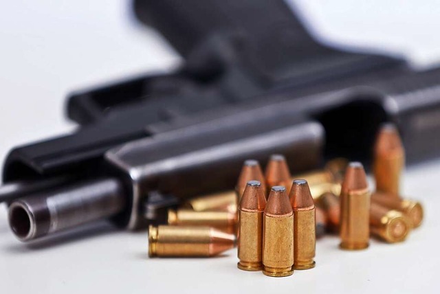 Symbolbild: Eine Pistole vom Typ Sig Sauer P226 mit Magazin und Munition.  | Foto: David Young