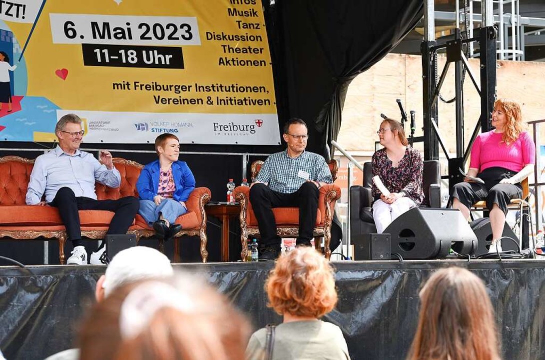 Podiumsdiskussion mit (v.l.) Bürgermei...rina Kühne und Moderatorin Julia Tamm.  | Foto: Rita Eggstein
