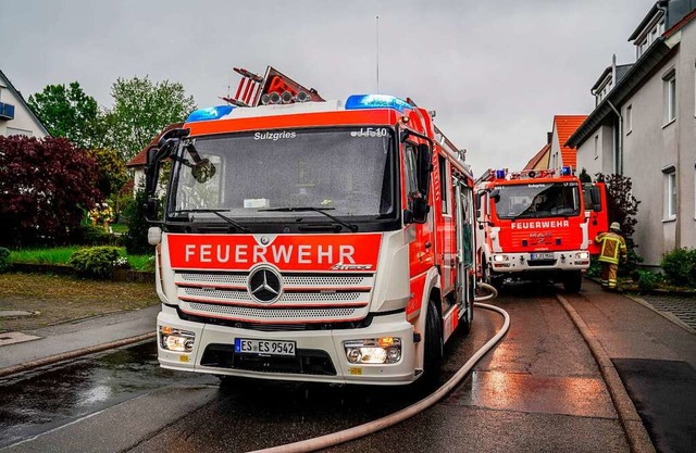 Die Feuerwehr ist in Esslingen im Eins...Blitz in ein Haus eingeschlagen hatte.  | Foto: Sdmg (dpa)