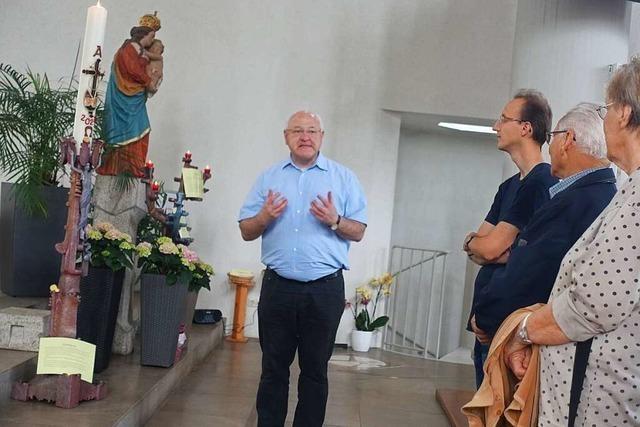 Pfarrer ffnet den Blick der Besucher fr St. Michael in Karsau