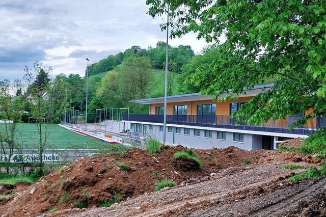 Noch wird rund um das neue VfR-Clubheim in Merzhausen gearbeitet.  | Foto: Sophia Hesser