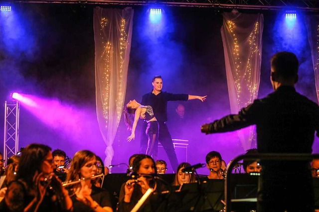 Whrend der Ruster Musikverein spielt,...auberknstler Julian Pyhrr seine Show.  | Foto: Sandra Decoux