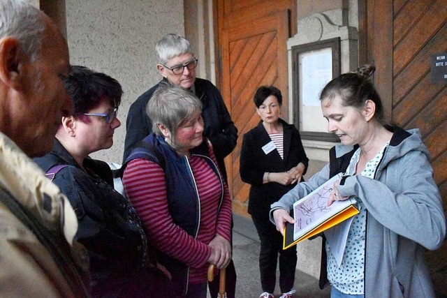 Erklrungen an der  Kirche  | Foto: Horatio Gollin