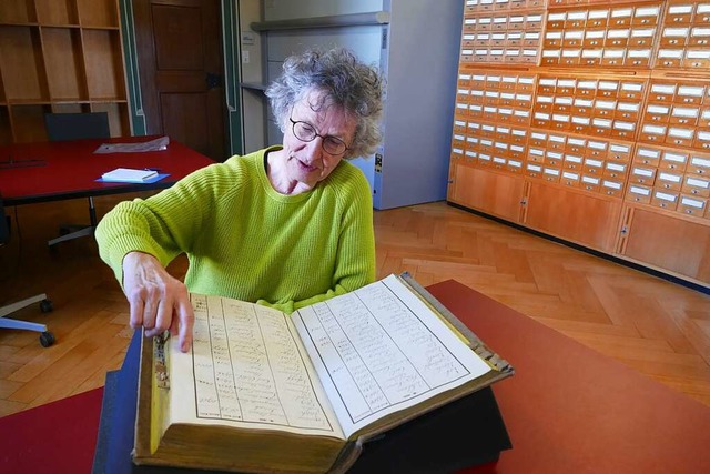 Gitta Reinhardt-Fehrenbach vor einem  ...lassungsbcher im Basler Staatsarchiv.  | Foto: Sabiine Ehrentreich