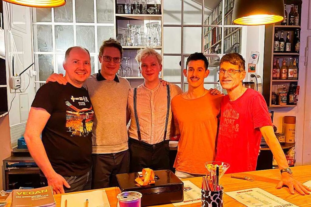 Das Team des queeren Freitagscafs, vo... Witte, Jonas Weidenmller, Marc Mck.  | Foto: Clara Mller