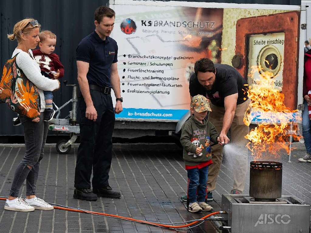 Kinder konnten erste Erfahrungen mit dem Feuerlscher machen.