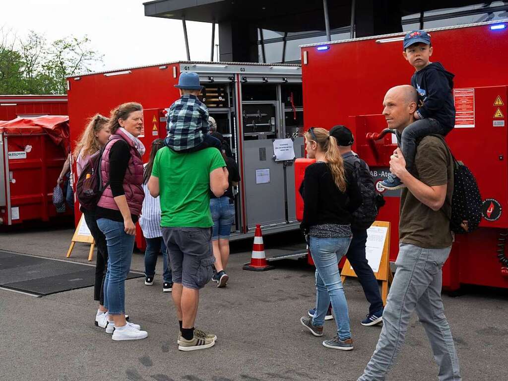 An die Feuerwehren Bad Krozingen, Breisach, Kirchzarten, Mllheim  und ans Landratsamt wurden Abrollcontainer fr besondere Einstze bergeben.  Lastfahrzeuge knnen sie huckepack nehmen und haben damit Spezialgert an Bord.