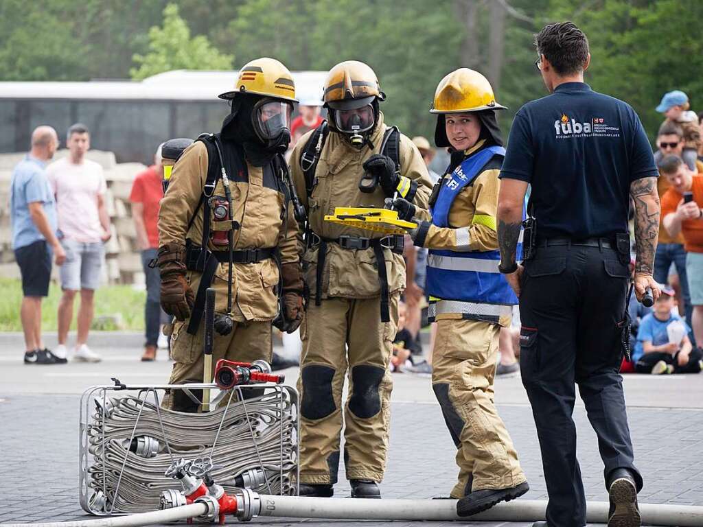 Mnner und Frauen der Feuerwehr fhren den Zuschauern vor, wie sie in einem Ernstfall vorgehen.