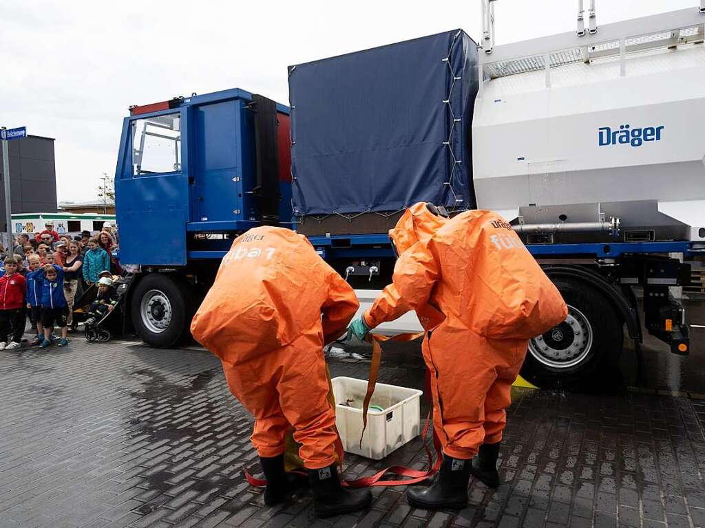 Einsatzkrfte in Chemikalienschutzanzgen an einem „havarierten“ Gefahrguttransporter