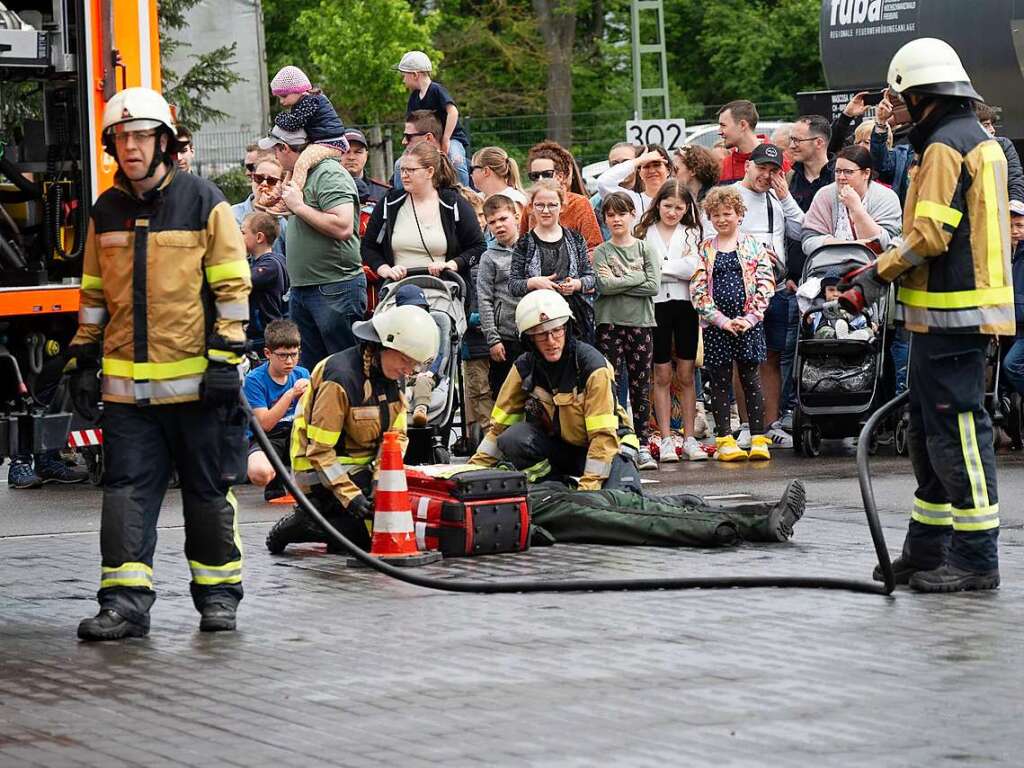 Vor den Augen der Zuschauer versorgen Feuerwehrleute eine vermeintlich verletzte Person.