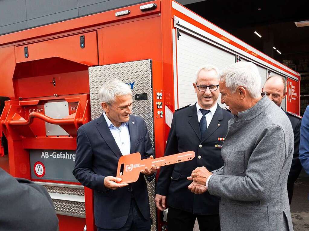 Der Abrollbehlter Gefahrgut wird in Mllheim stationiert. Minister Strobl bergibt ihn an  Kommandant Michael Stcklin und Brgermeister Martin Lffler (von links). Im Container stecken  Pumpen, Auffangbehlter, Chemikalienschutzanzge und  mehr.