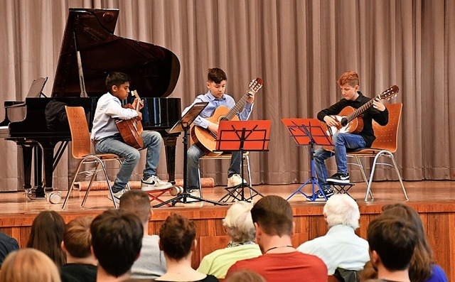 Hochkonzentriert: Junge Gitarrenspiele...r Musikschule, was sie gelernt haben.   | Foto: Heinz und Monika Vollmar