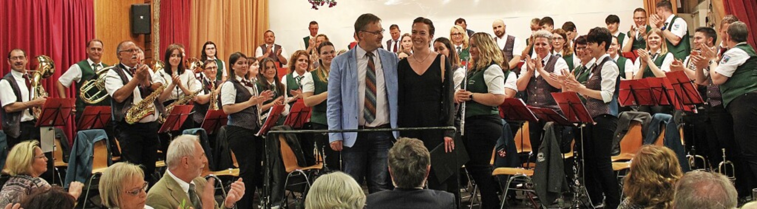Das Ensemble der Musikanten aus Bremga...l und die Sängerin  Judith Schneider.   | Foto: Otmar Faller