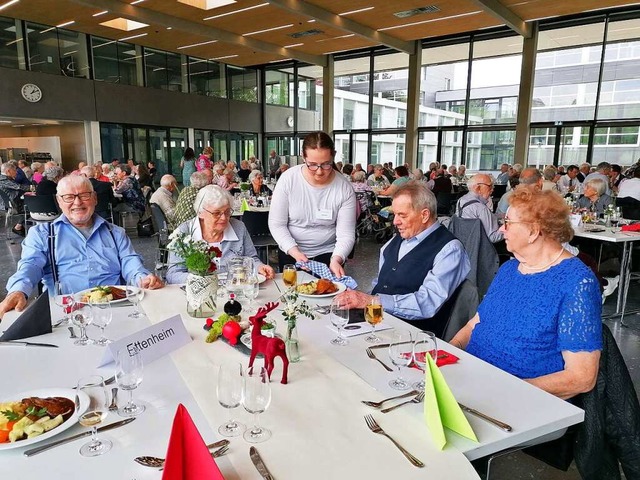 Die Gste wurden von Realschlerinnen ... der Heimschule St. Landolin bewirtet.  | Foto: Ulrike Hiller