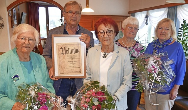 Roland Fricker ehrte (von links) Margo...hlt wurde Luzia Baumgartner (rechts).  | Foto: Michael Gottstein