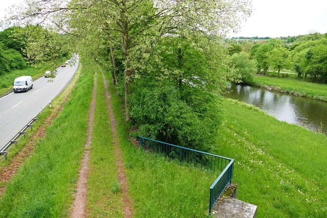 Von der Holzbrcke ber die Wiese sind...ae einmal angedacht war, zu erkennen.  | Foto: Peter Gerigk