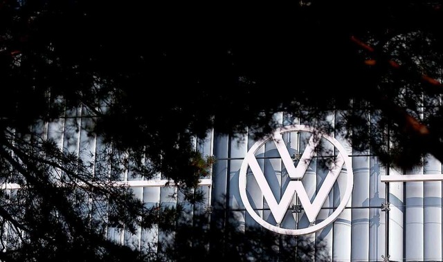 Der VW-Konzern hinkt bei der Entwicklung eigener Software hinterher.  | Foto: RONNY HARTMANN (AFP)