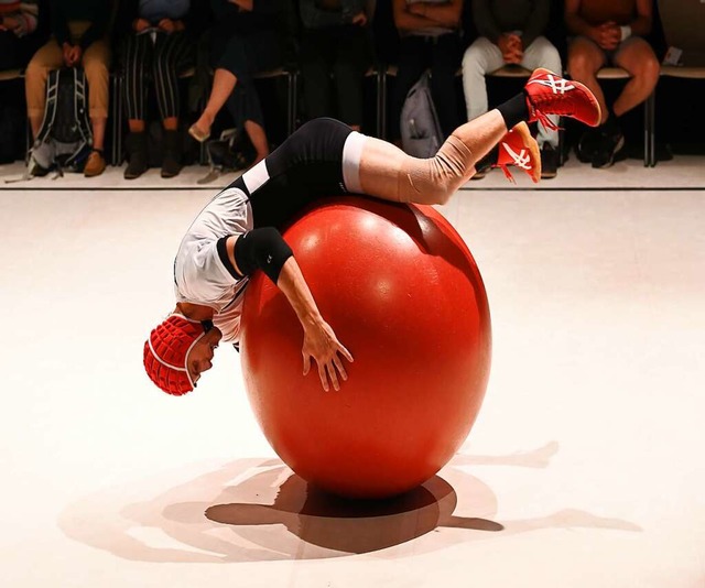 Roman &#352;kadra kmpft in der Produk...surd Hero&#8220; mit  seiner Laufkugel  | Foto: Bernadette Fink