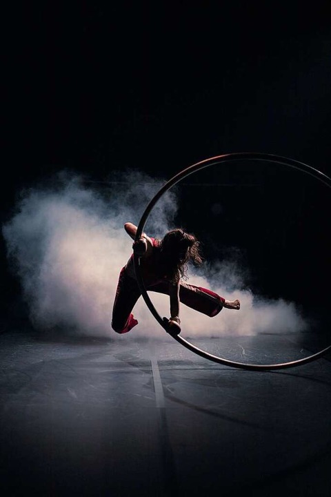 Marica Marinoni nimmt in ihrer Show &#...220;  den Kampf mit ihrem Cyr-Rad auf.  | Foto: Thomas Botticelli